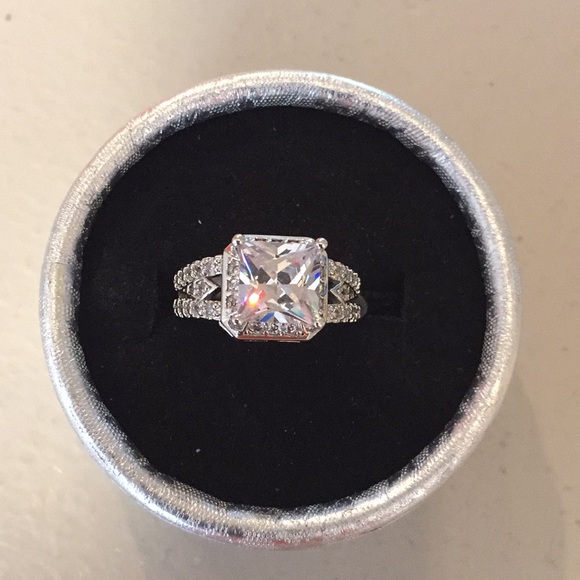 Fashion Jewelry Jewelry - White sapphire stamped S925 Size 6